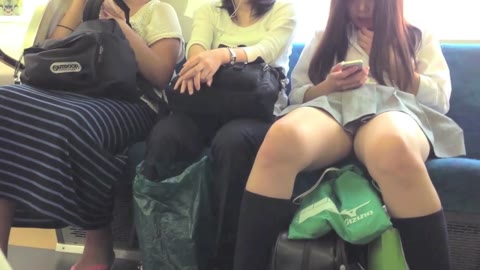 ムチムチJK電車対面パンチラ