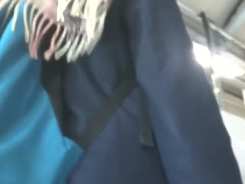 [★顔出し]パンチラ盗撮 制服女子 白パンツが重ね履きから大幅にハミ出し