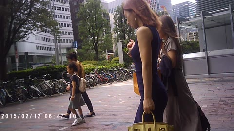 港区女子系の最高級美女がハイブランドの体にまとわりつくようなワンピ着てプリ尻見せつけて歩いてるよ