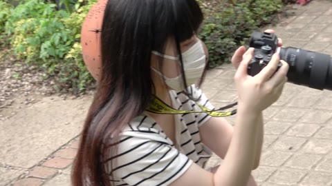 太陽光で絶景パンチラが♡透明感のある太ももの奥に純白パンティ♡【逆さ撮り/食い込み】