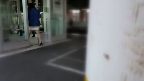 待合室　美脚ストッキング娘のパンチラ