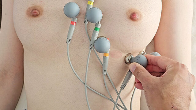細身巨乳の運動負荷試験を4k60fpsで。学生さんの心電図検査の様子を盗撮。