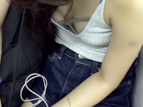 【胸チラHD画質】物憂げなセクシー女子の胸チラ