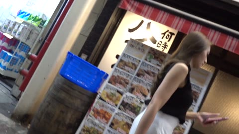 おかず424（白パンツスタイルの妖艶ギャルお姉様の尻肉の揺れが半端なし！）