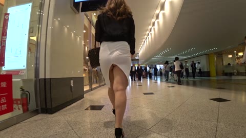 【超高画質】ブリンブリンの半ケツお姉さん！！ド派手なドエロ尻で真っ昼間から誘惑してます(笑)