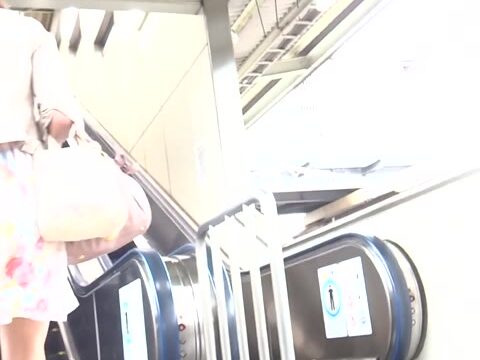 [★新作]パンチラ盗撮 OLさん 食い込み白パンツに超接近して撮影