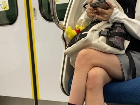 脚を組むJK風制服美女の対面エロ過ぎるミニスカ生脚379