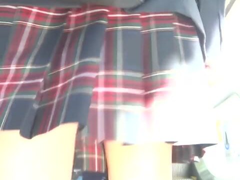 パンチラ盗撮 制服女子 白パンツを超接近撮影