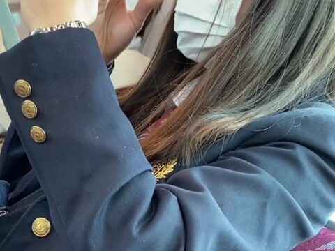 脚を組むJK風制服美女の接近エロ過ぎるミニスカ生脚378