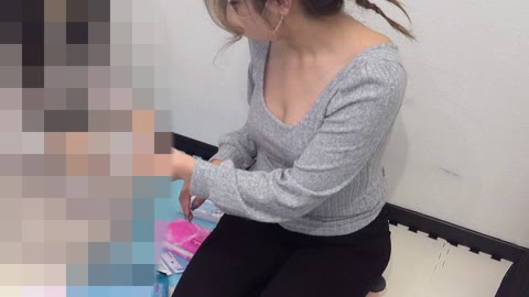【胸チラ】学校先生の卵！実習生の無防備な胸元を完全激写‼【救命講習32】
