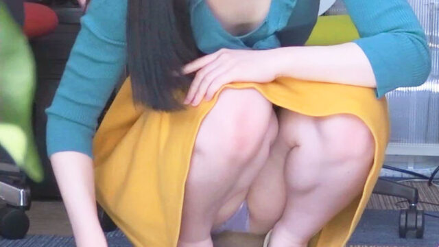 色白ちゃんのピュアホワイトパンティを撮ってたら、セクハラ現場を目撃してしまった！