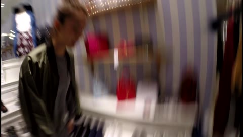 店員撮り119！　おでこ全開 お団子ヘアが可愛い店員さん