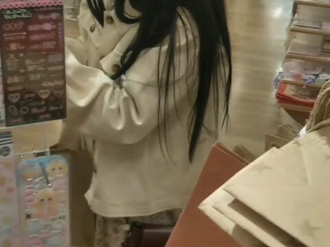 童顔少女 ロンスカ内に食い込む水玉生Pを直下直撮り ☆逆さ撮り