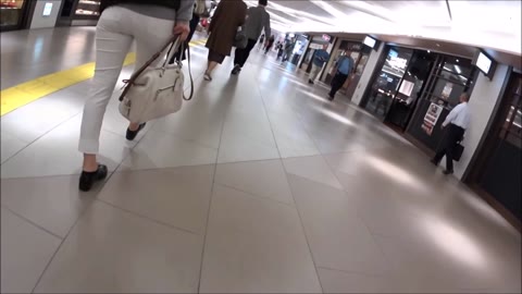 エロ過ぎ白パン女子★階段での見上げる食い込んだＰライン尻