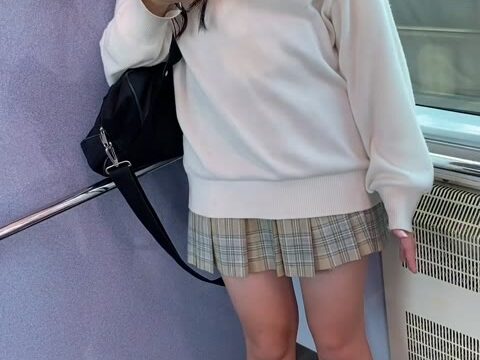 JK風S級制服美女のエロ過ぎるミニスカ立ち生脚432