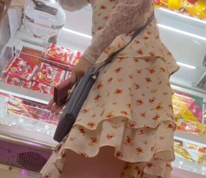 UFOキャッチャー中に逆さ撮り　お姉さん３名
