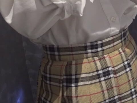 デパートのトイレでこっそりオナニーしちゃうJK115