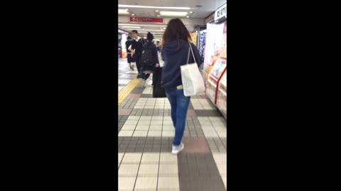 神降臨！クッソ美女な制服様がパンチラ