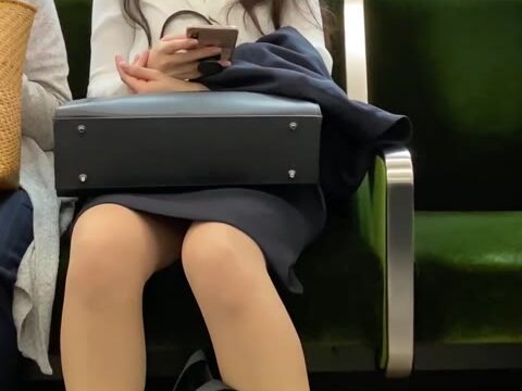 【胸元ゆるゆるOL】美人お姉さんのどエロいパンとはみ出し純白ブラを盗撮！73