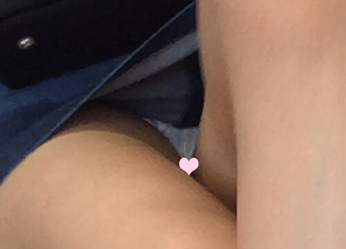 美女の広面積白パンティ