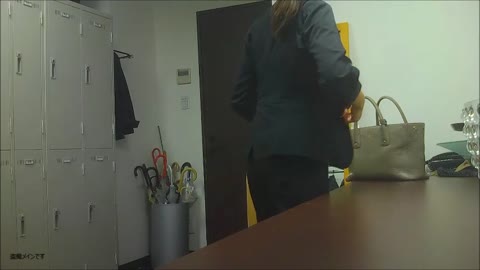 バイト更衣室で着替えるお姉さん