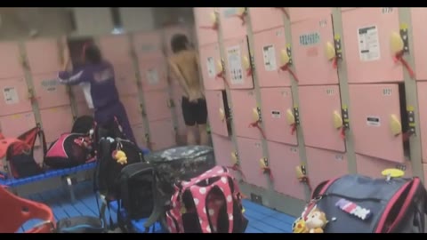 プール水着着替え