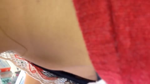 お姉さんの胸チラ