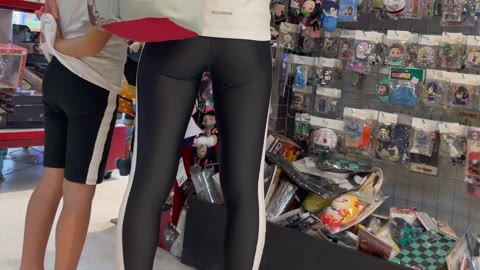 【40代の小尻】ピッタリスパッツでお買い物　下半身は裸と一緒w　その小尻でどうやって二人もw  【4K】