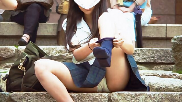 JKの白パンティ★3人の制服少女!初公開 [914MB]