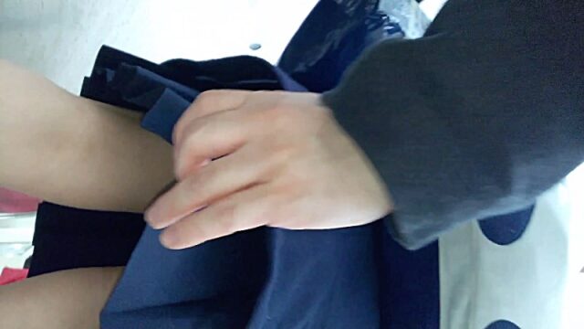 けしからん、エスカレーターで盗撮を警戒して最後尾に乗るような娘には悪戯part.22【携帯用・縦動画】 [409MB]