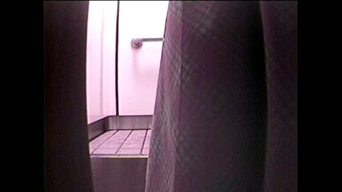靴を拭きながらオシッコするお姉さん