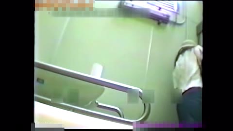 【お漏らし】パンツを下ろす前に出ちゃってる
