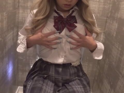デパートのトイレでこっそりオナニーしちゃうJK120