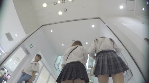 生意気そうな2人組パンチラ逆さ撮りW食い込みに勃起！夏休み中 039