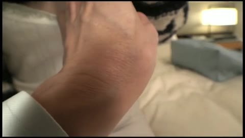 女子大生19才　知らないおじさんにパンツみせたら1万円といわれてのこのこと…個人撮影