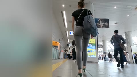 極嬢！ヨガパンギャル：立ちバックを誘う激エロ階段見上げ