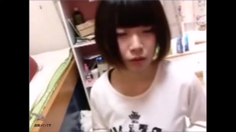 ねむ似嬉しそうに胸チラ