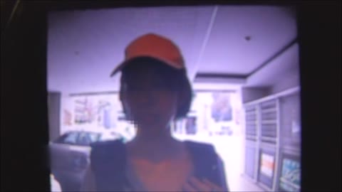 スポーツ系女子配達員の胸チラ
