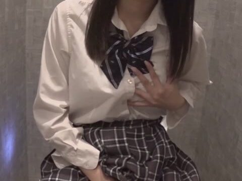 デパートのトイレでこっそりオナニーしちゃうJK116