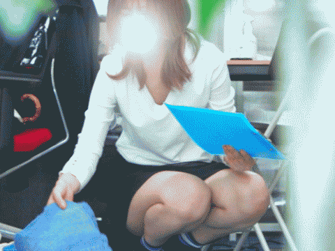 バレ・・・ている？　ぺたん座りお姉さんが不思議そうにこちらを見ています