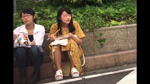 お座りしてお喋りに夢中な可愛いJKJDちゃんを正面撮り Vol.3