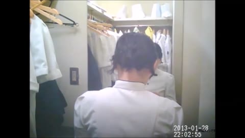 ポイント100万相当還元！某ファ●レス店員の着替えを撮影しました。３
