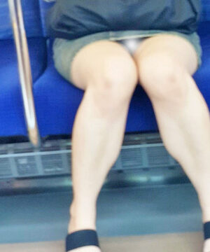 陽光に晒される美脚デニムお姉さんのパンティ　電車対面