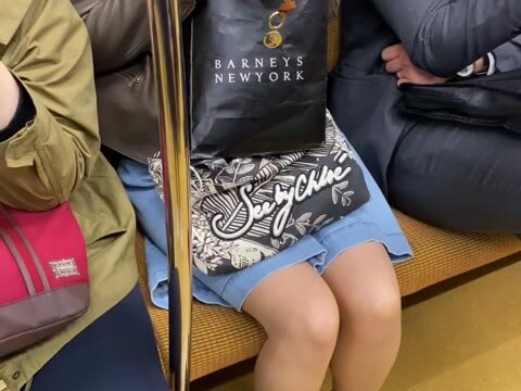 美人JDどエロい美尻に食い込む純白Tバックを逆さ撮り！お嬢様女子大生【動画】21