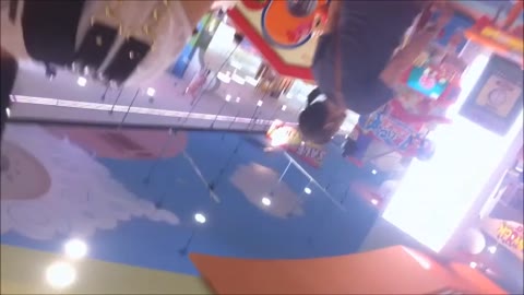 ノーブラタンクトップ胸チラ