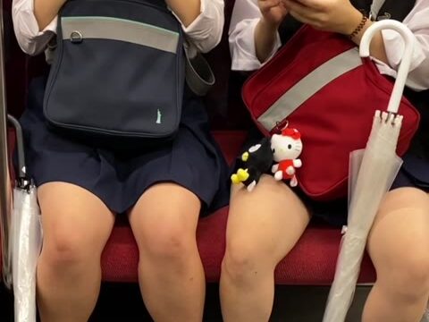 仲良し2人組のJK風制服ギャル美女の対面エロ過ぎるミニスカ生脚423
