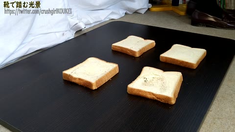 4-6　メイドさんはローファーの汚れを食パンにこすり付ける　足元アップVer.