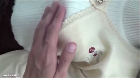 幸せそうに眠るお姉さんにいたずら６