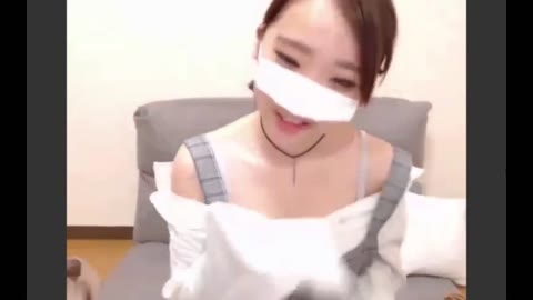 清楚系の可愛いお姉さんがスク水に着替えてエロ配信！
