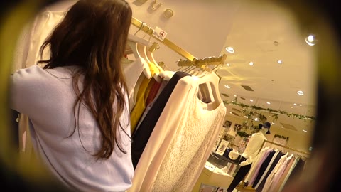 店員撮り106！　可愛い笑顔をいっぱい振りまく美人さん だがある都合によりしゃがみしか撮れず…